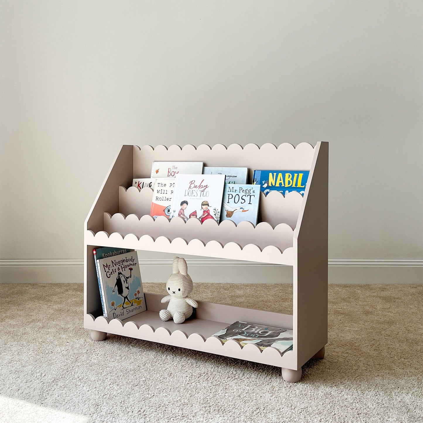 Front-Facing Scallop Bookshelf