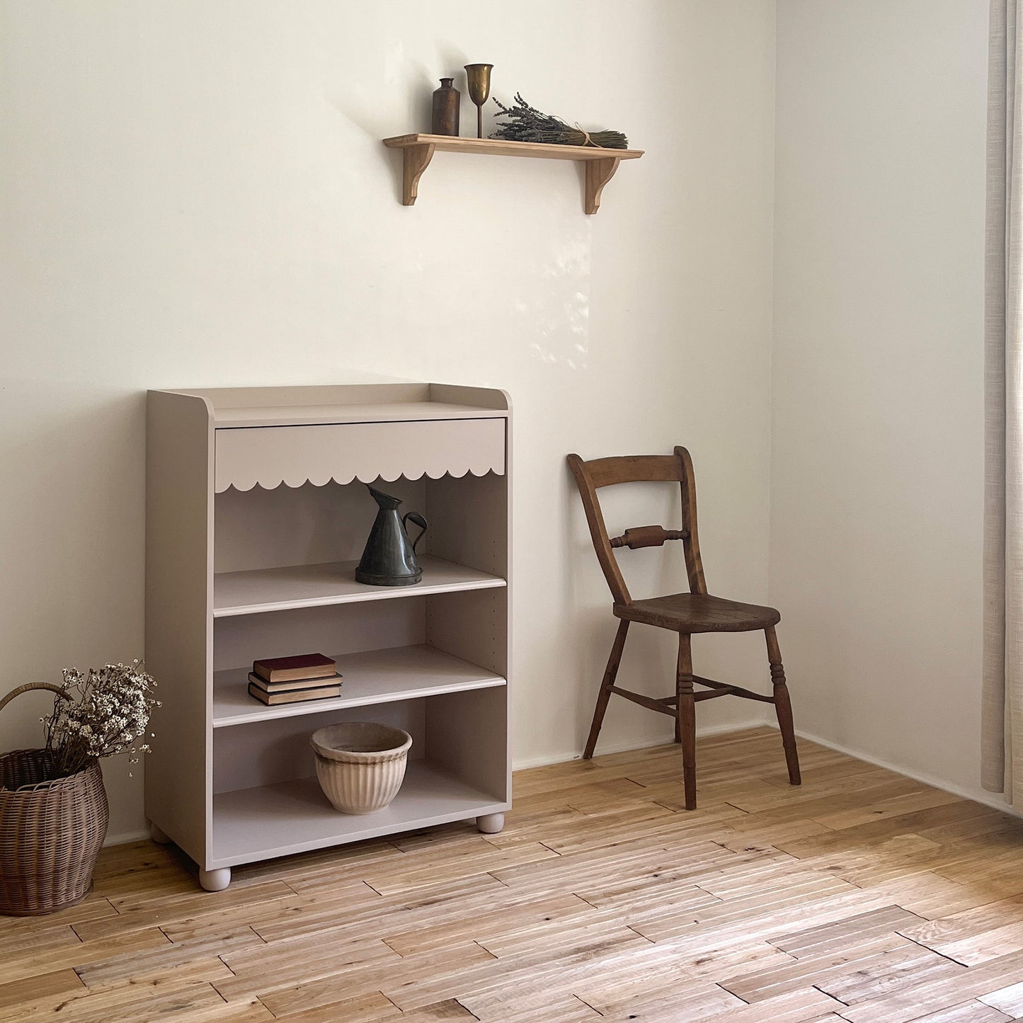 Tiramisu Scallop Shelving Unit