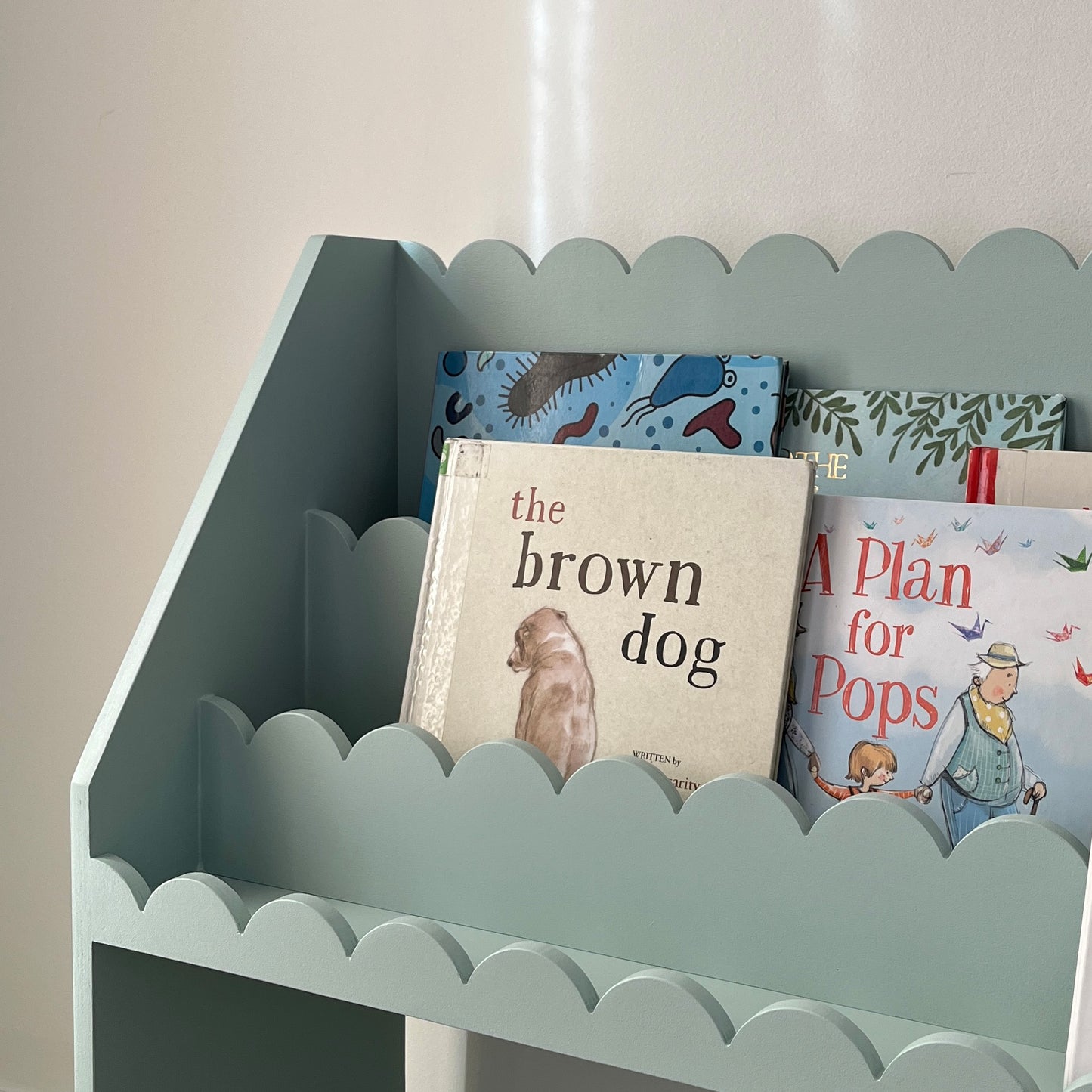 Front-Facing Scallop Bookshelf
