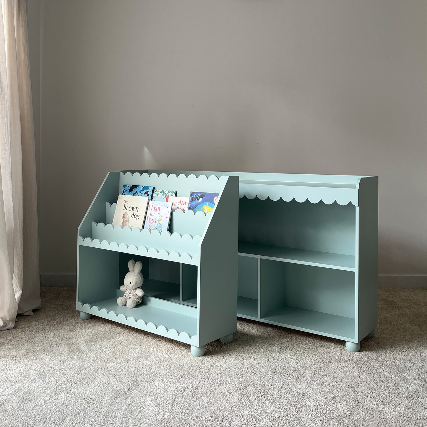 Front-Facing Scallop Bookshelf