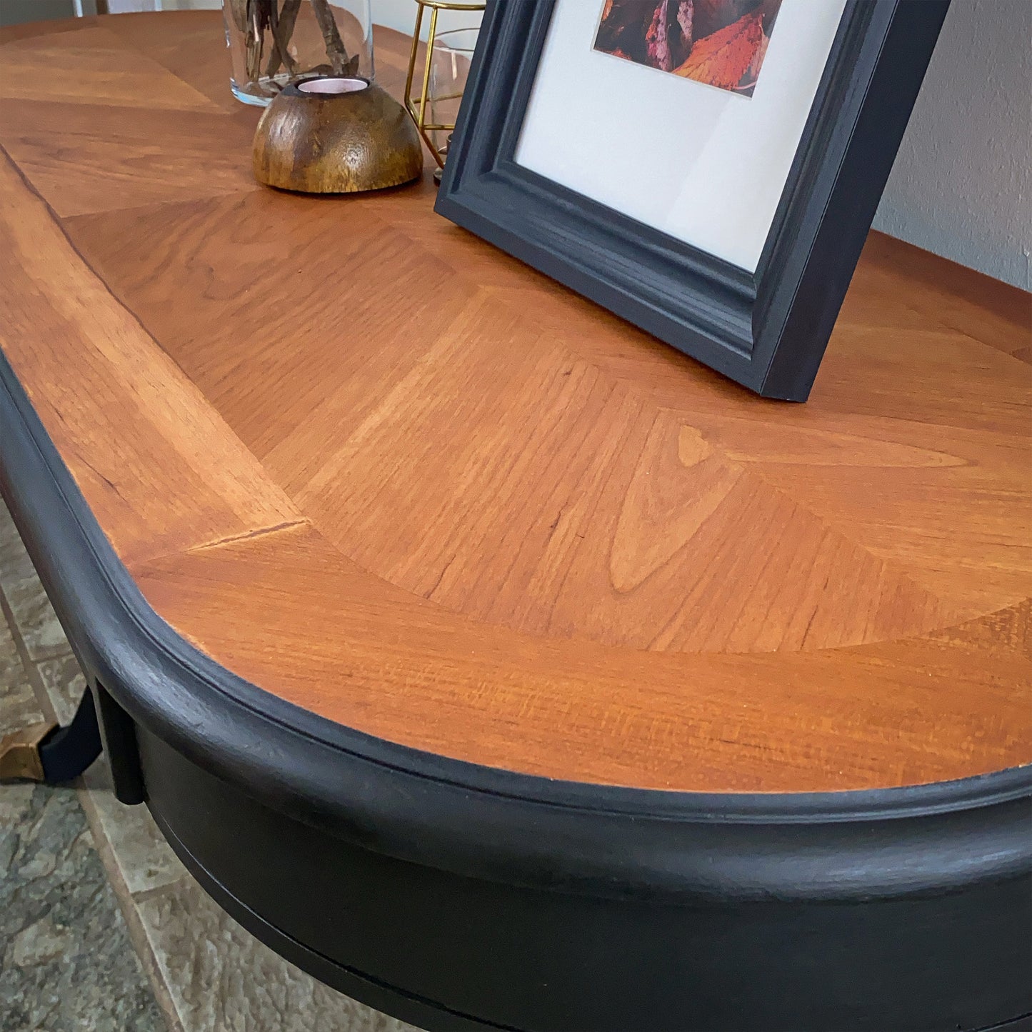 Noir pedestal table