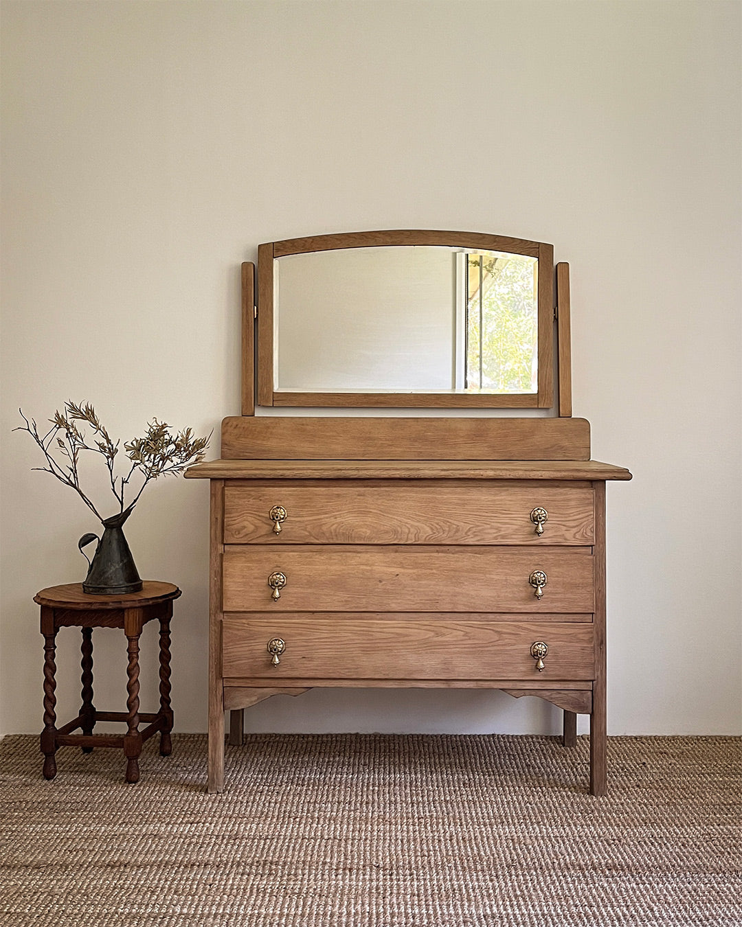 Vintage dresser with mirror J&Furniture Vintage dresser with mirror J&Furniture
