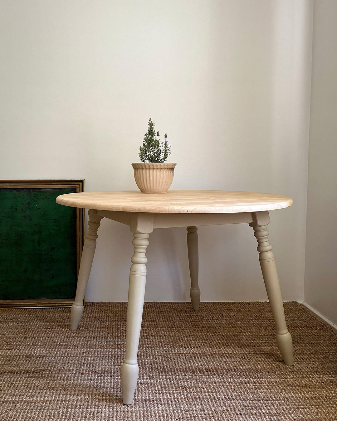 Turned legs round table