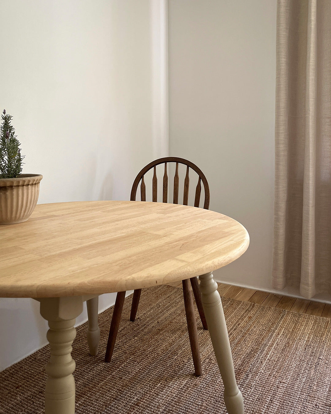 Turned legs round table