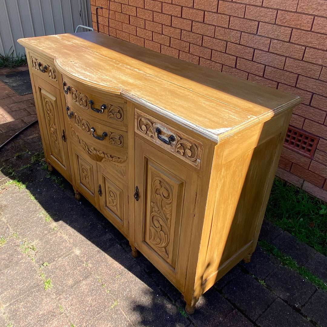 Noir carved buffet