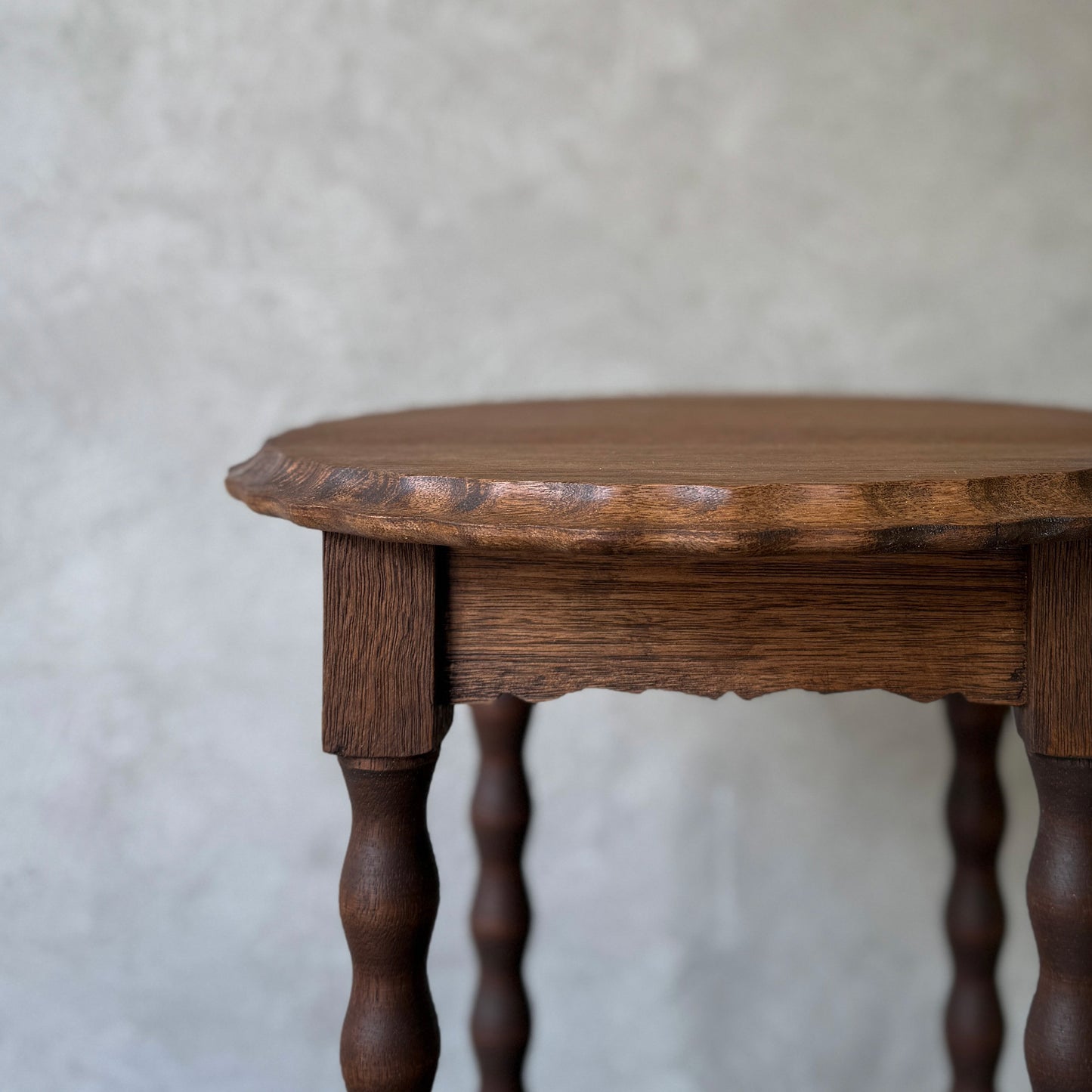 Bobbin Side Table | Scallop Edge