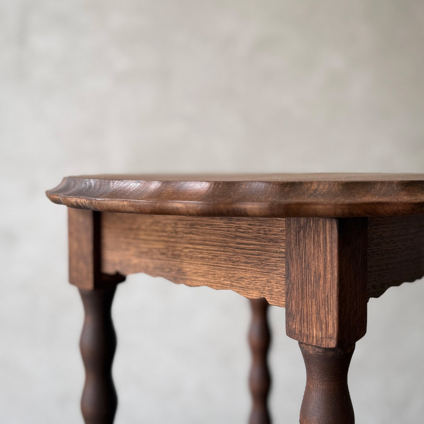 Bobbin Side Table | Scallop Edge