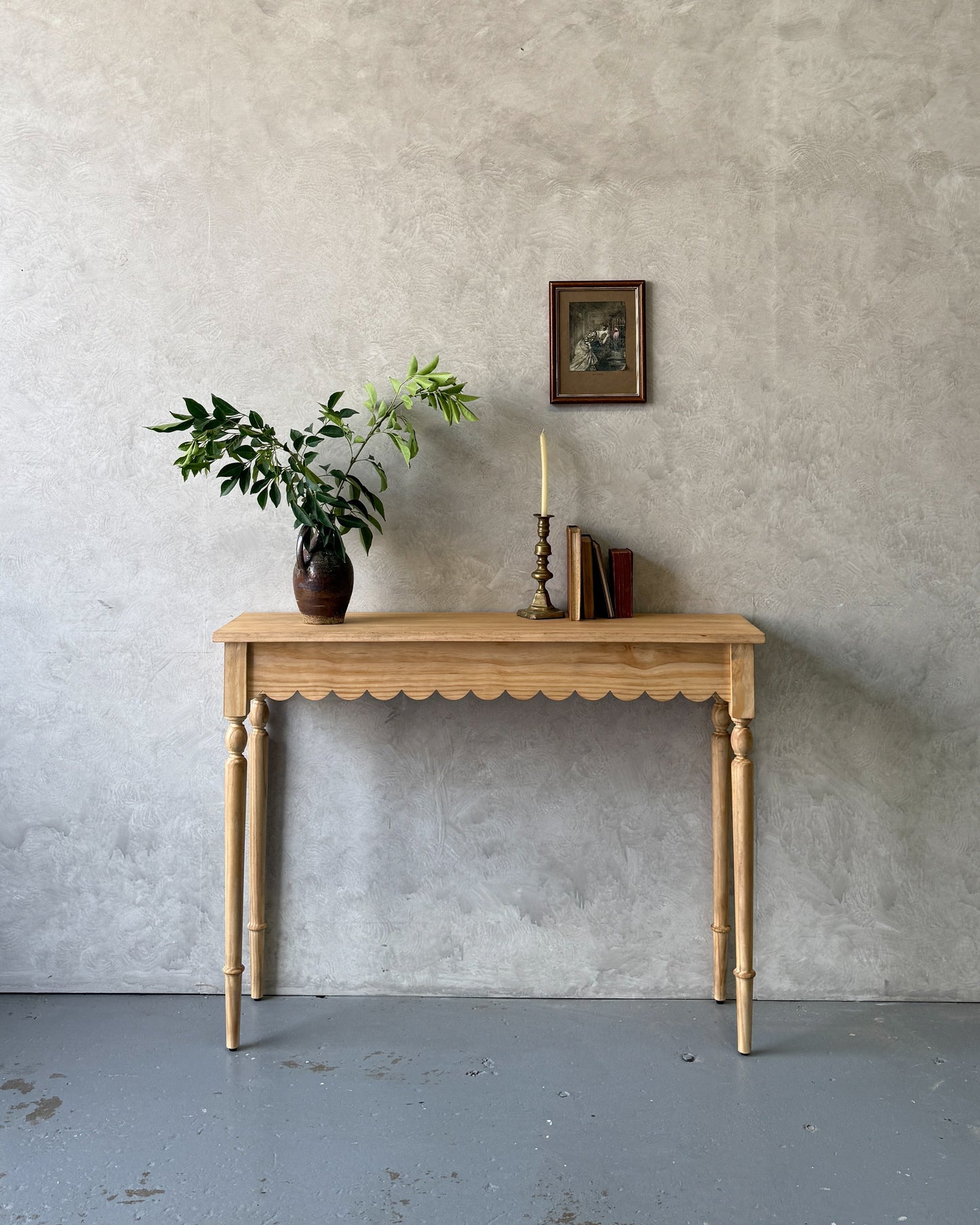 Ciel Scallop Console | Pine