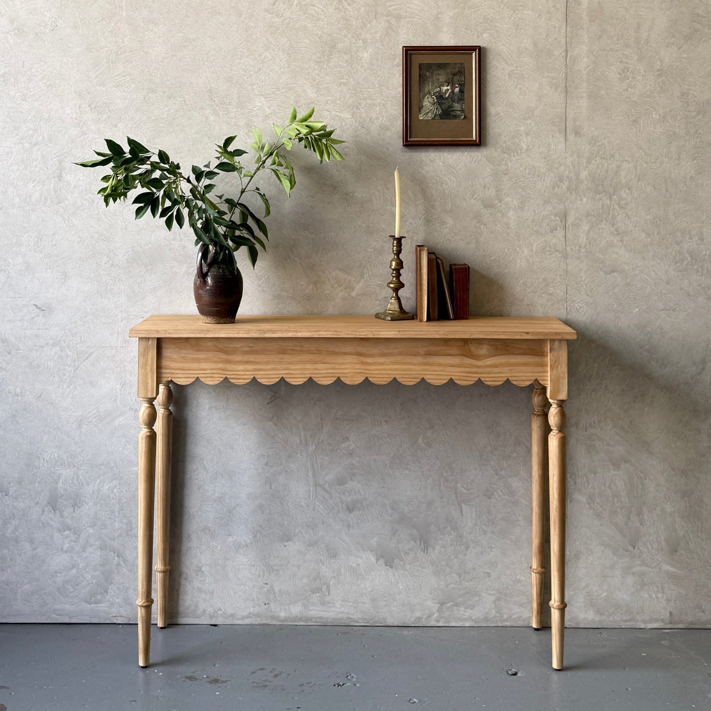 Ciel Scallop Console | Pine