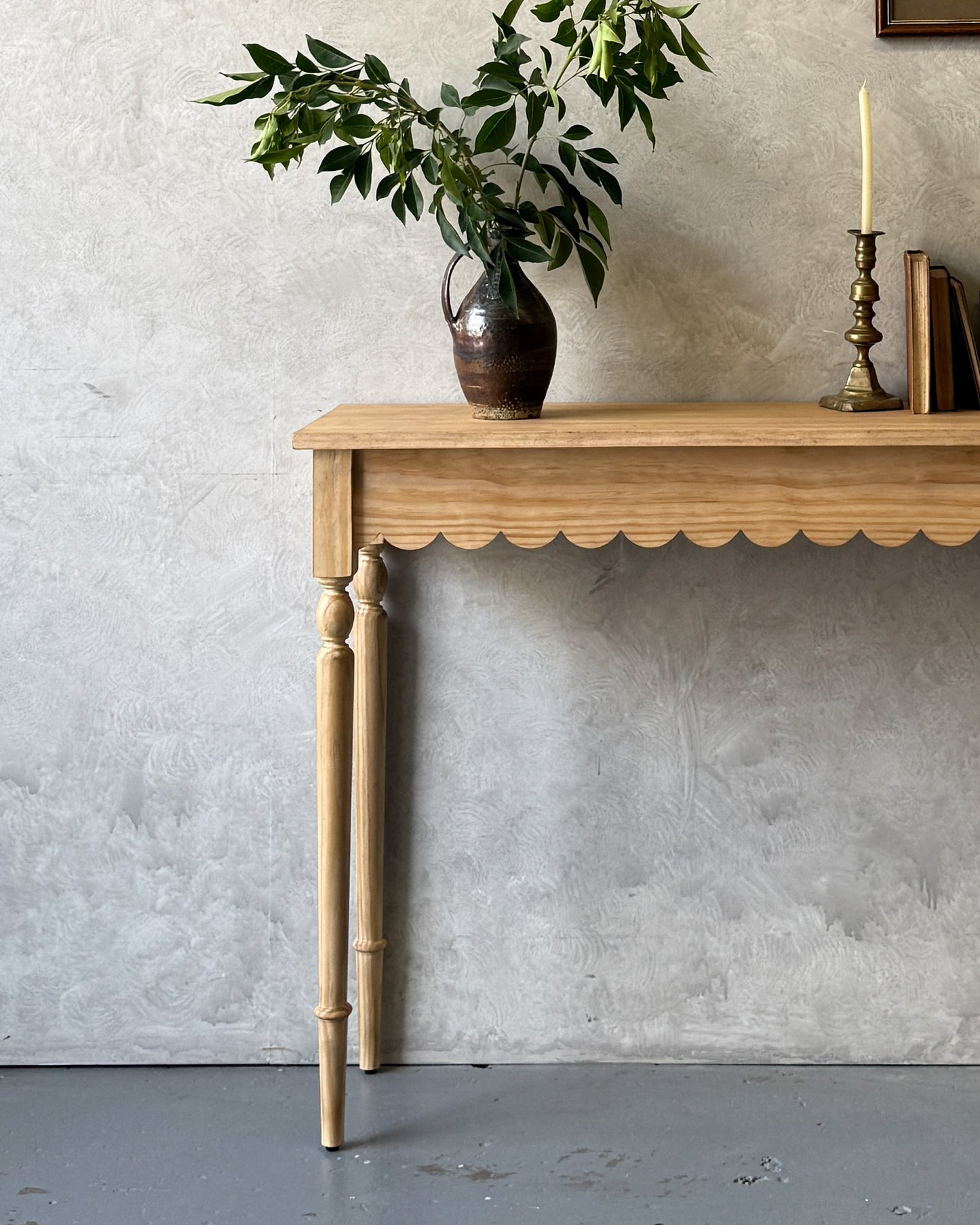 Ciel Scallop Console | Pine