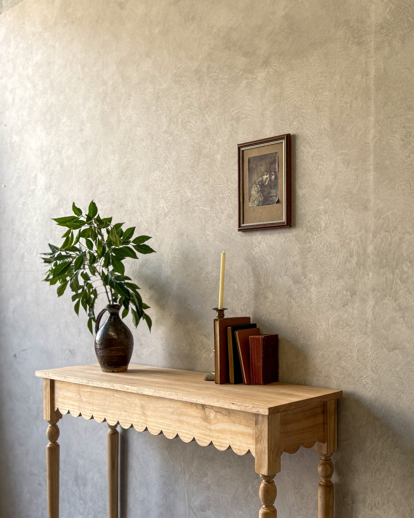 Ciel Scallop Console | Pine