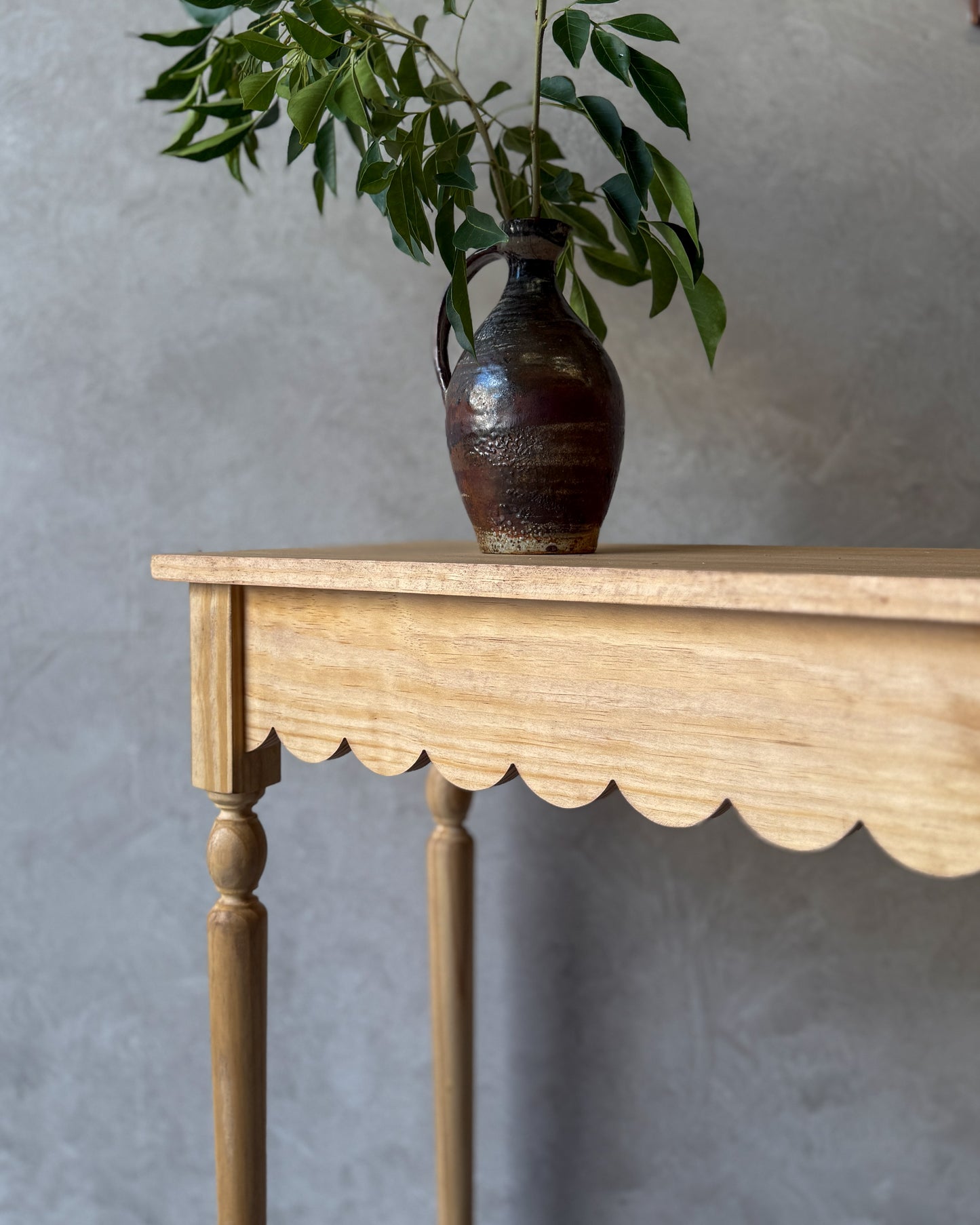Ciel Scallop Console | Pine