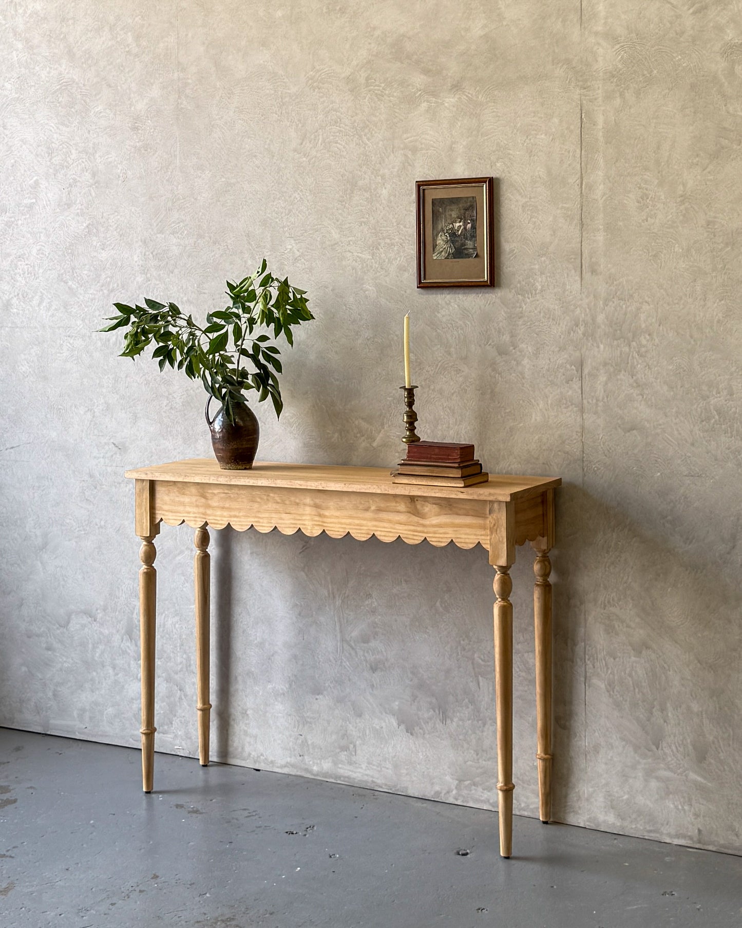 Ciel Scallop Console | Pine