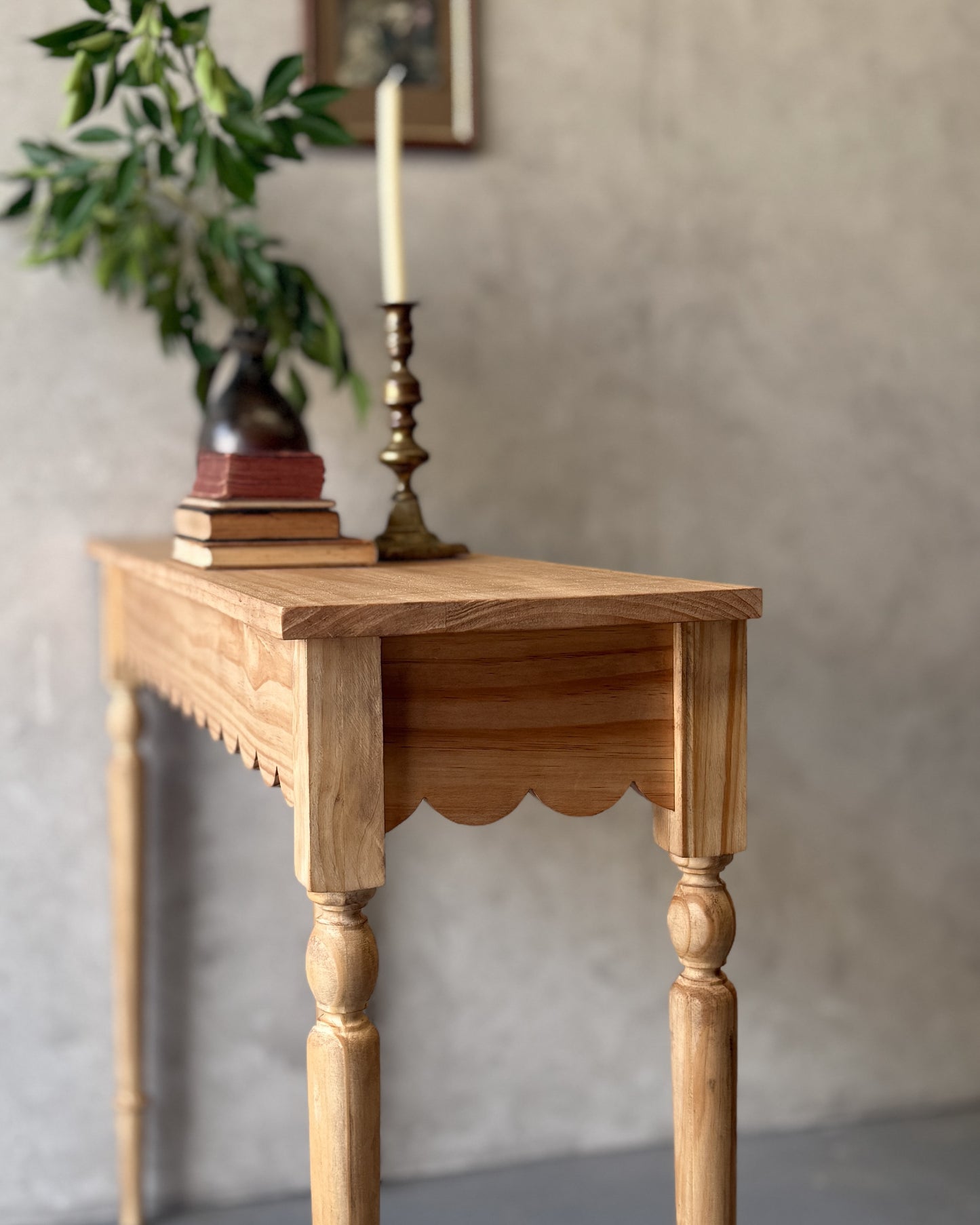 Ciel Scallop Console | Pine
